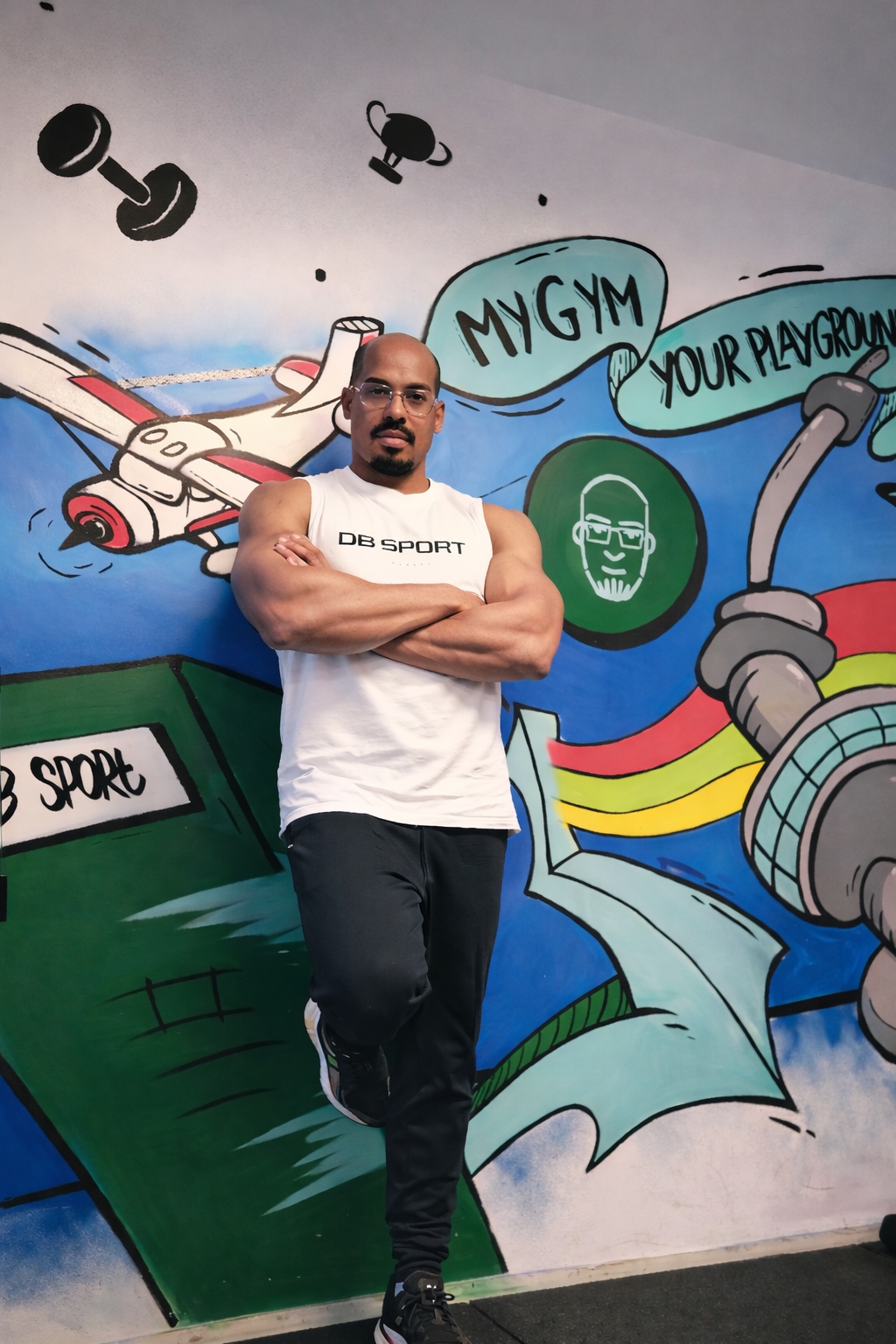 Daniel Blinker eigenaar DB Sport Rotterdam voor graffiti muur Goudsesingel 56